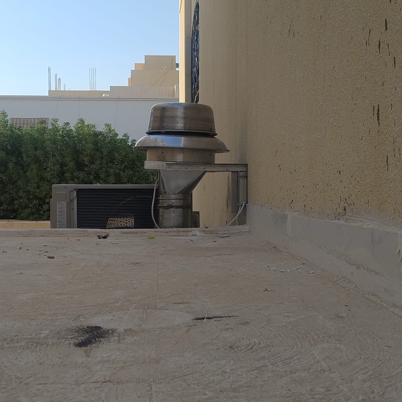 تنفيذ تركيب شفاط المطبخ في السقف داخل مطبخ مفتوح بتصميم عصري